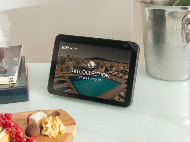 Amazon Echo Show 8 en habitación de hotel.