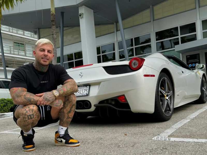 Amadeo Llados frente a un Ferrari 458 Spider