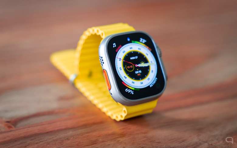 Apple Watch Ultra sobre mesa de madera. | ¿Un 2024 sin Apple Watch Ultra 3?