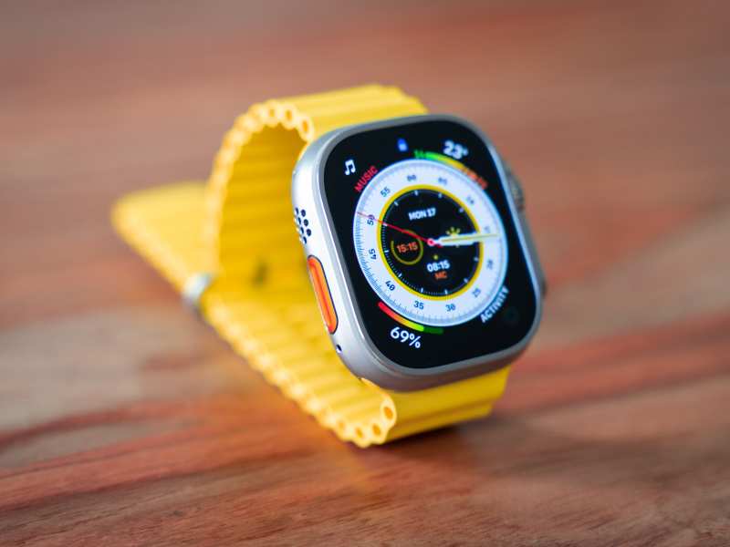 Apple Watch Ultra sobre mesa de madera.