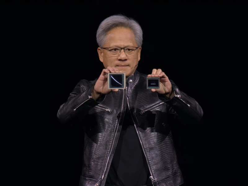 NVIDIA mostrando su chip de IA Blackwell