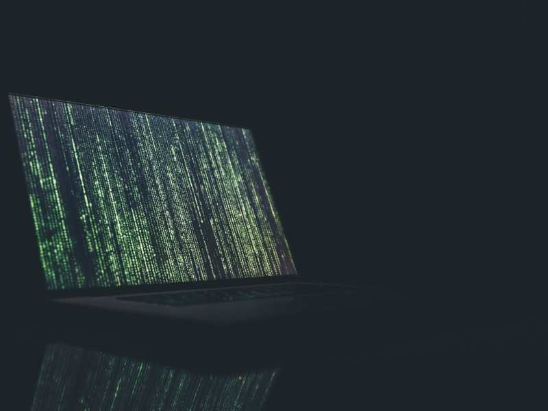 Expertos señalan que para combatir los ataques informáticos creados con inteligencia artificial, es preciso conocer a fondo a esas tecnologías y emplearlas en los sistemas de defensa. (Crédito: Unsplash/Markus Spiske)