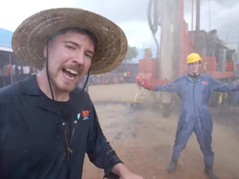 MrBeast en un vídeo en que construye 100 pozos en África