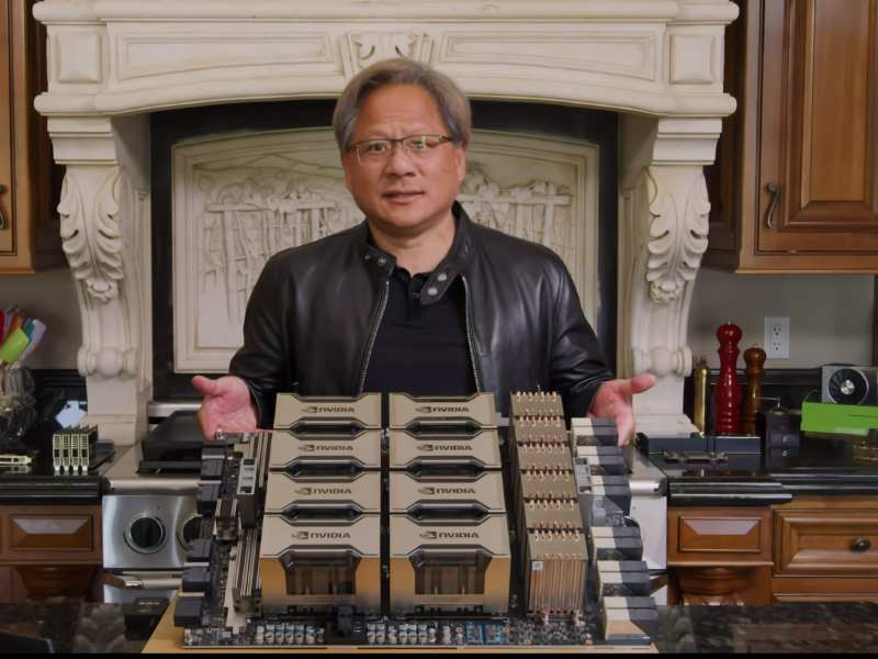 Jensen Huang, CEO de NVIDIA, muestra sus tarjetas A100