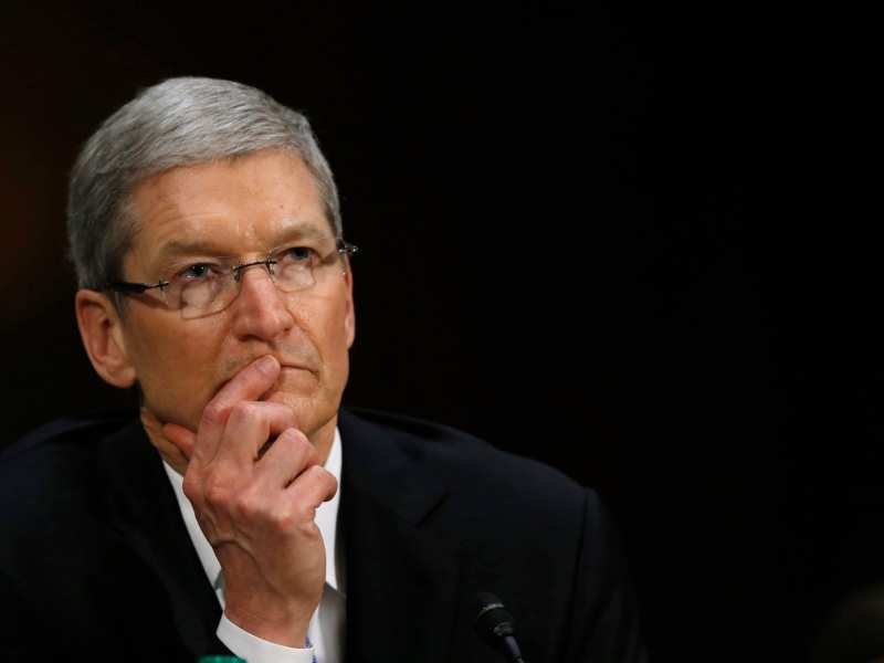 Tim Cook, CEO de Apple, con rostro serio