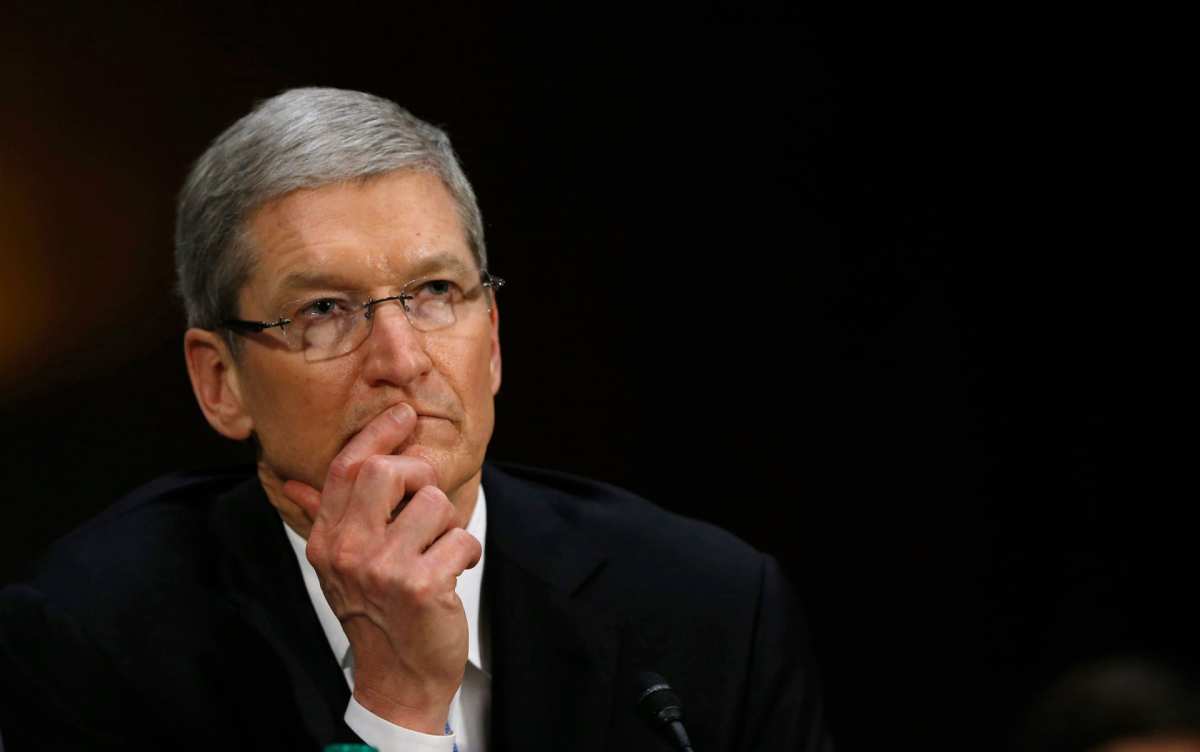 Tim Cook, CEO de Apple, con rostro serio